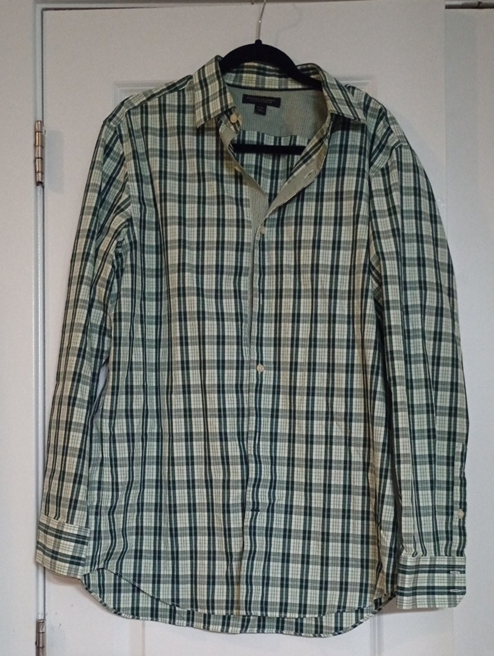 Banana Republic Green and Cream Plaid Button-Down Shirtsize L (16-16.5)